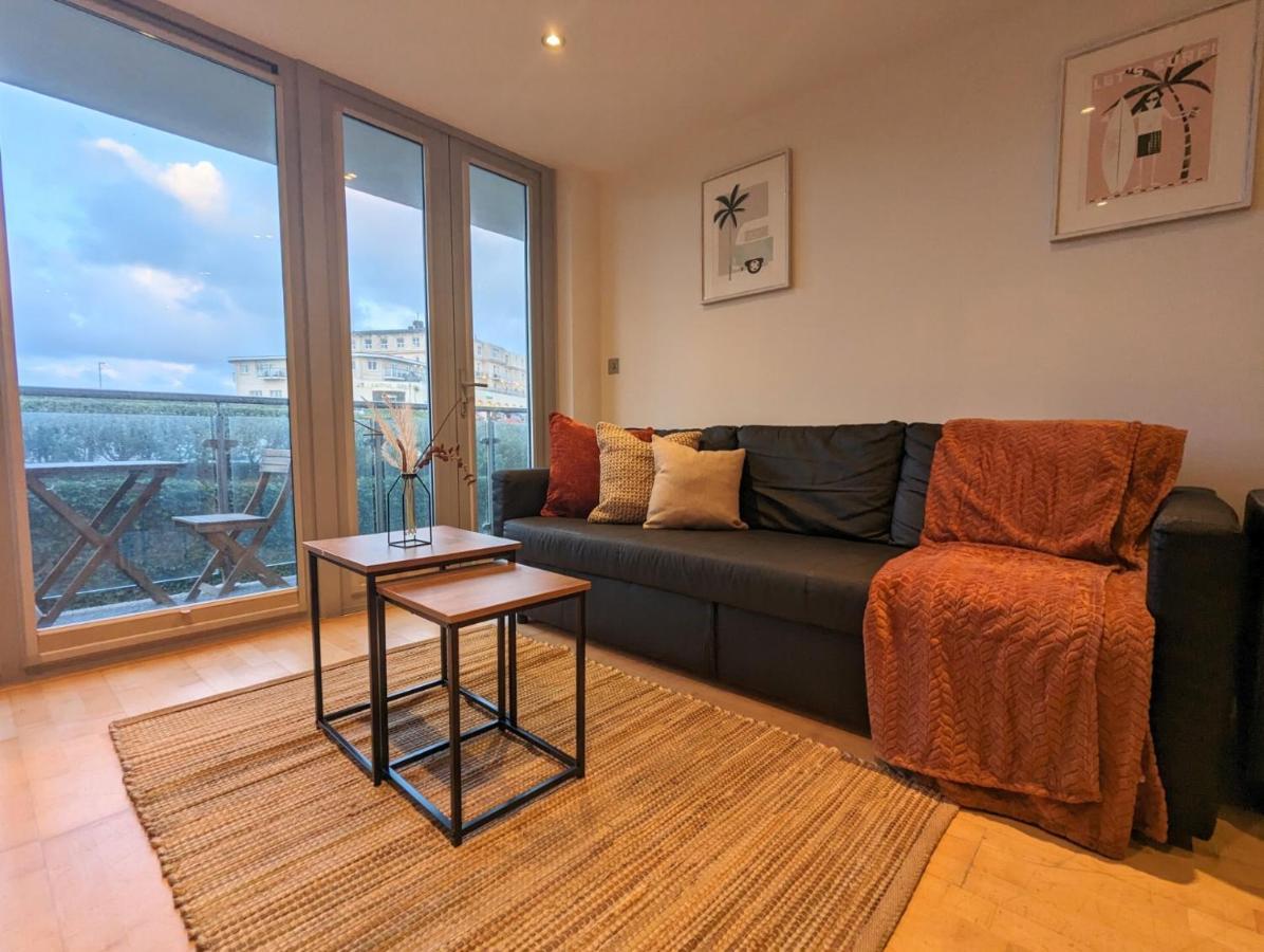 Apartment 100M From Fistral Beach- Underground Parking-Surf Shower & Locker- Sleeps 6 New Quay Extérieur photo