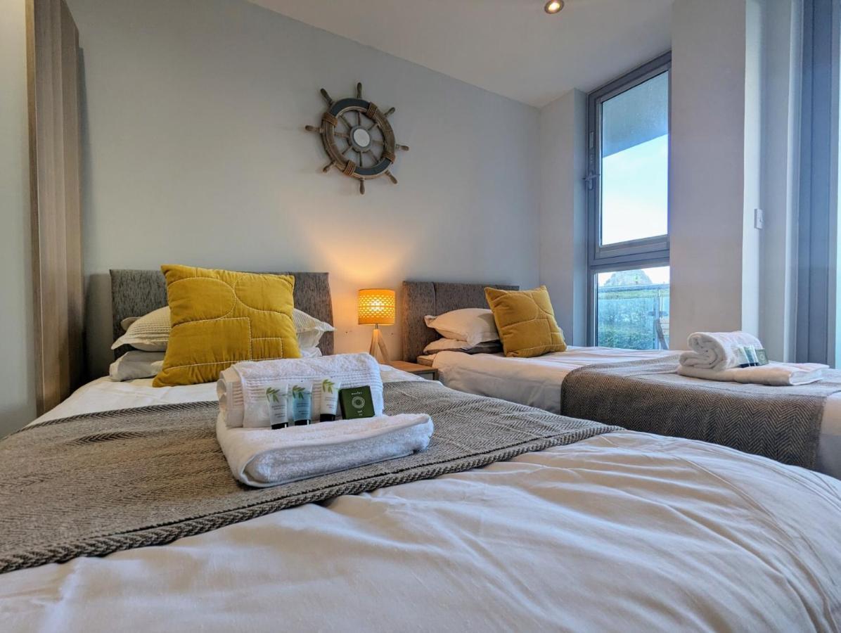 Apartment 100M From Fistral Beach- Underground Parking-Surf Shower & Locker- Sleeps 6 New Quay Extérieur photo