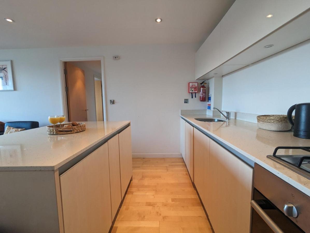 Apartment 100M From Fistral Beach- Underground Parking-Surf Shower & Locker- Sleeps 6 New Quay Extérieur photo