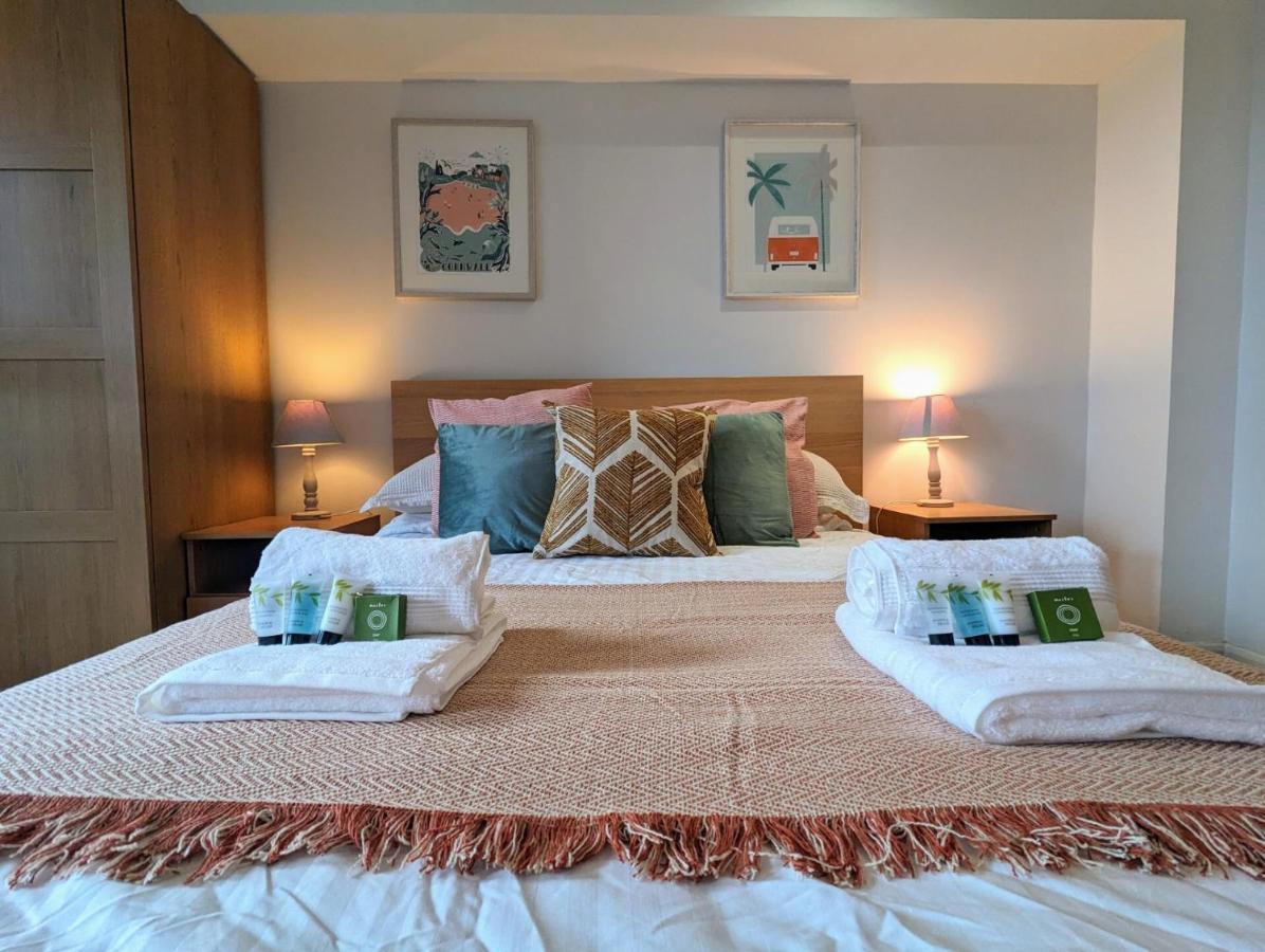 Apartment 100M From Fistral Beach- Underground Parking-Surf Shower & Locker- Sleeps 6 New Quay Extérieur photo