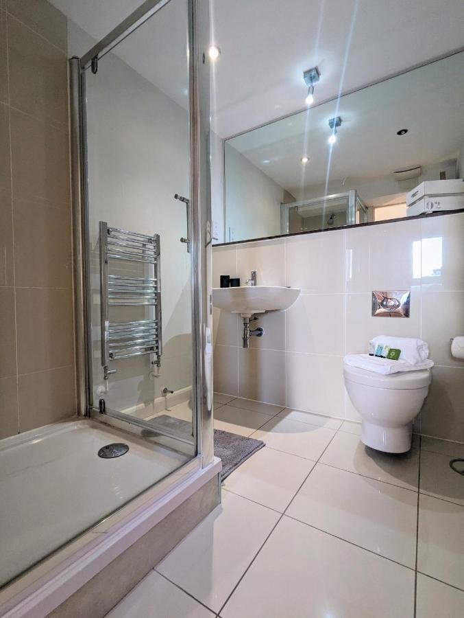 Apartment 100M From Fistral Beach- Underground Parking-Surf Shower & Locker- Sleeps 6 New Quay Extérieur photo