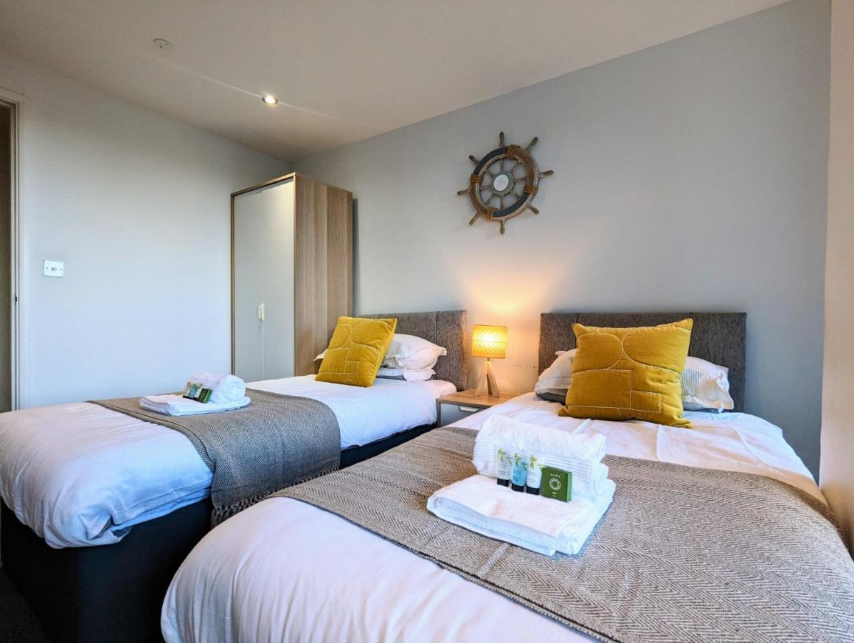 Apartment 100M From Fistral Beach- Underground Parking-Surf Shower & Locker- Sleeps 6 New Quay Extérieur photo