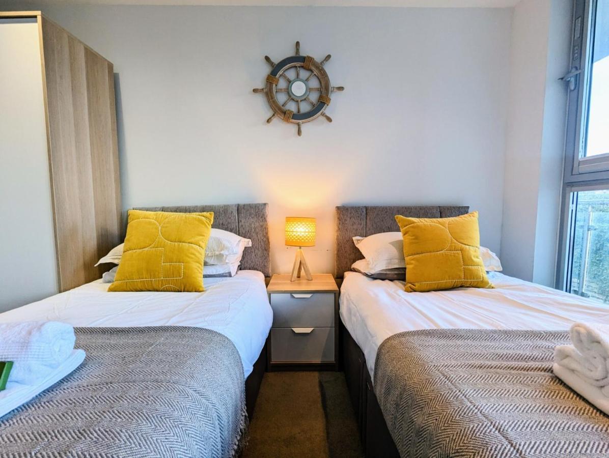Apartment 100M From Fistral Beach- Underground Parking-Surf Shower & Locker- Sleeps 6 New Quay Extérieur photo