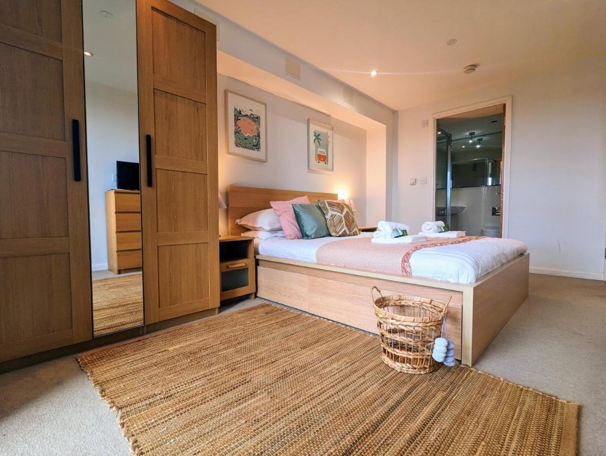 Apartment 100M From Fistral Beach- Underground Parking-Surf Shower & Locker- Sleeps 6 New Quay Extérieur photo