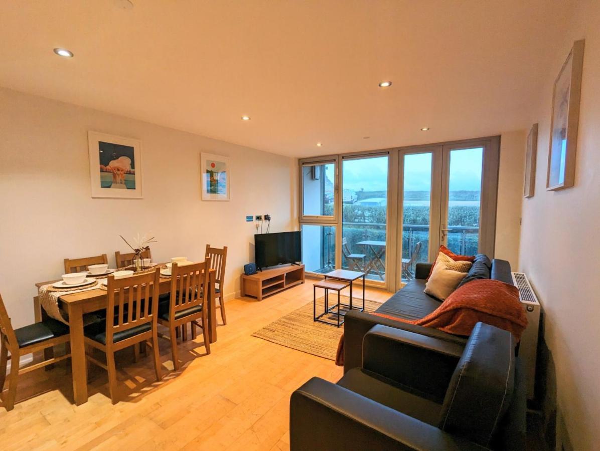 Apartment 100M From Fistral Beach- Underground Parking-Surf Shower & Locker- Sleeps 6 New Quay Extérieur photo